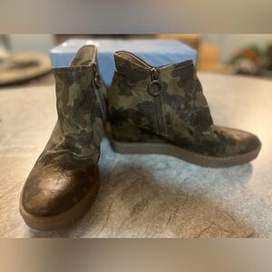 NEW SOFFT SIRI Wedge Aqua Soft Leather Booties in Olive camo SZ 9.5 NWOT
